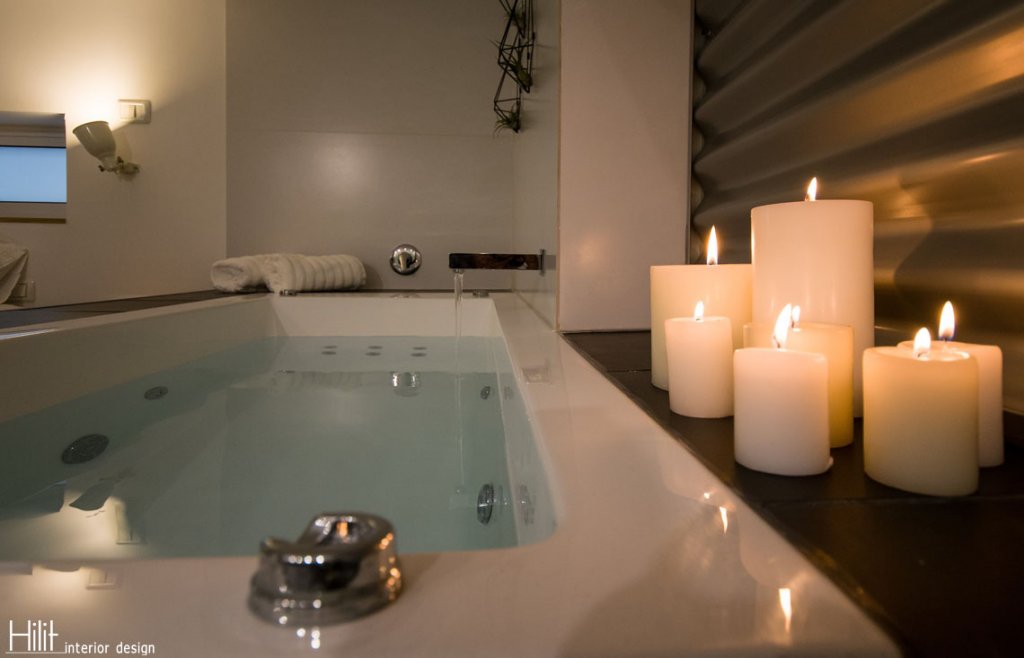 Queen of the Bathtub (5) הילית קרש מעצבת פנים